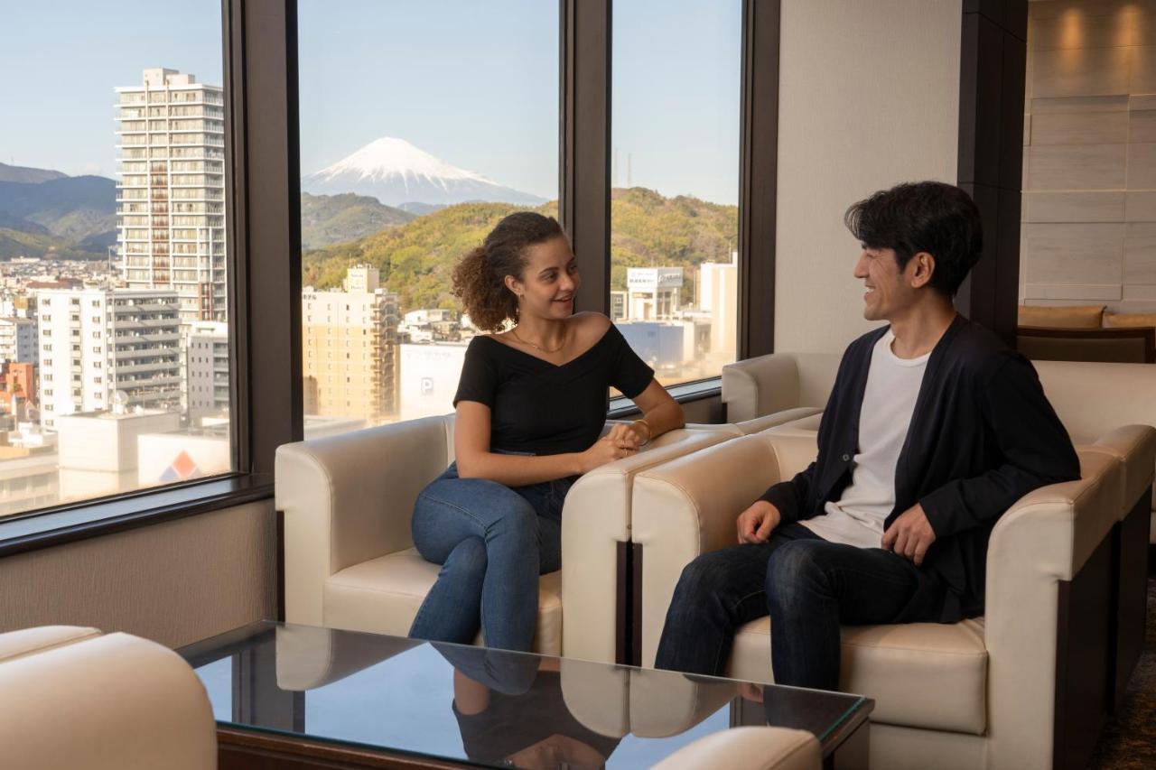 静冈酒店 外观 照片 A couple in a lounge at the hotel