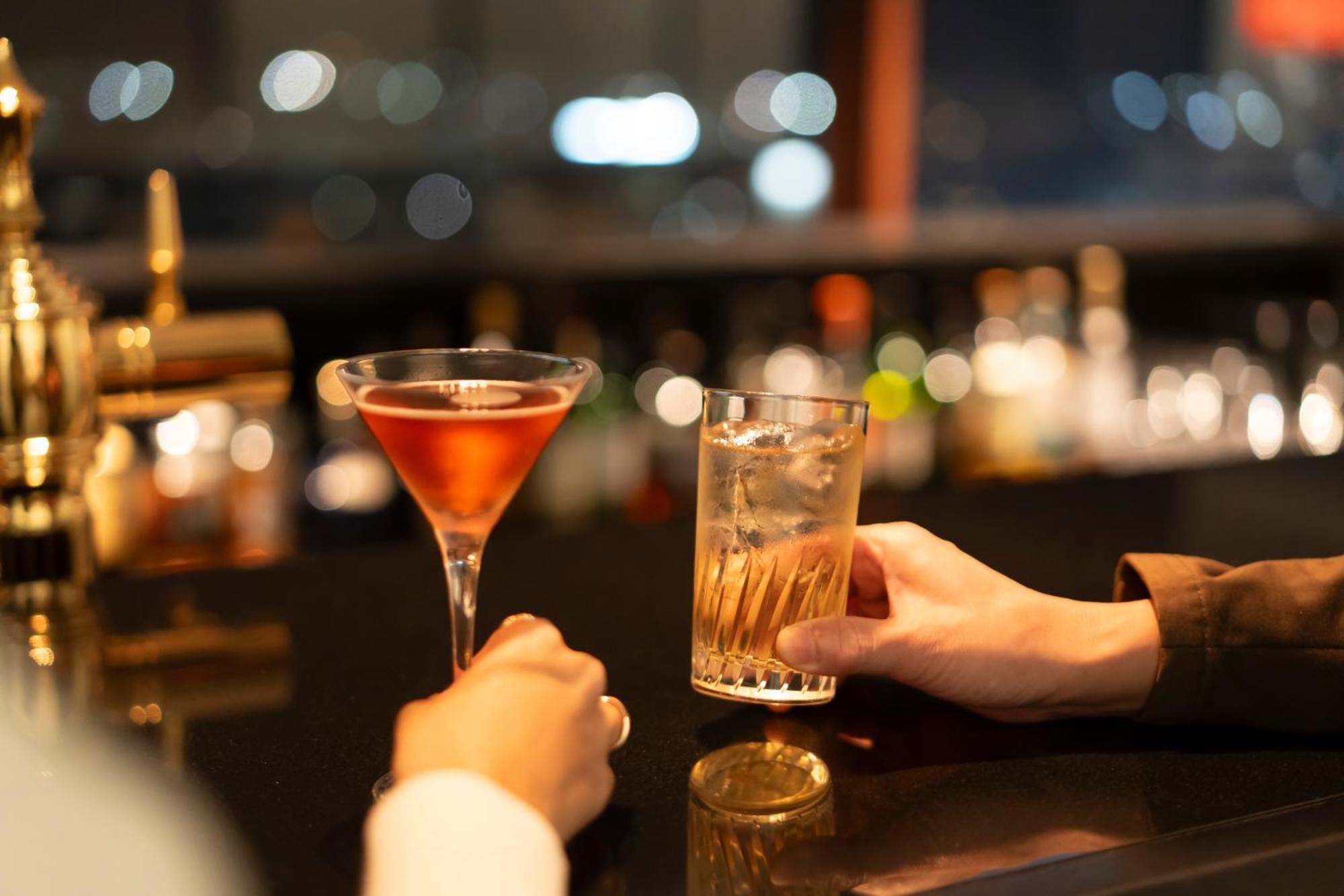 静冈酒店 外观 照片 A bartender serving drinks