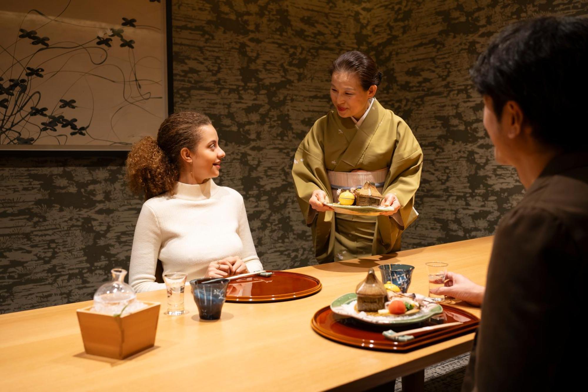 静冈酒店 外观 照片 A woman serving tea at a Japanese restaurant