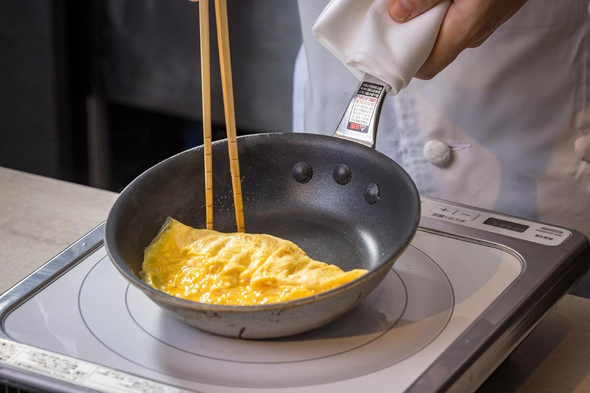 静冈酒店 外观 照片 A chef cooking an omelette