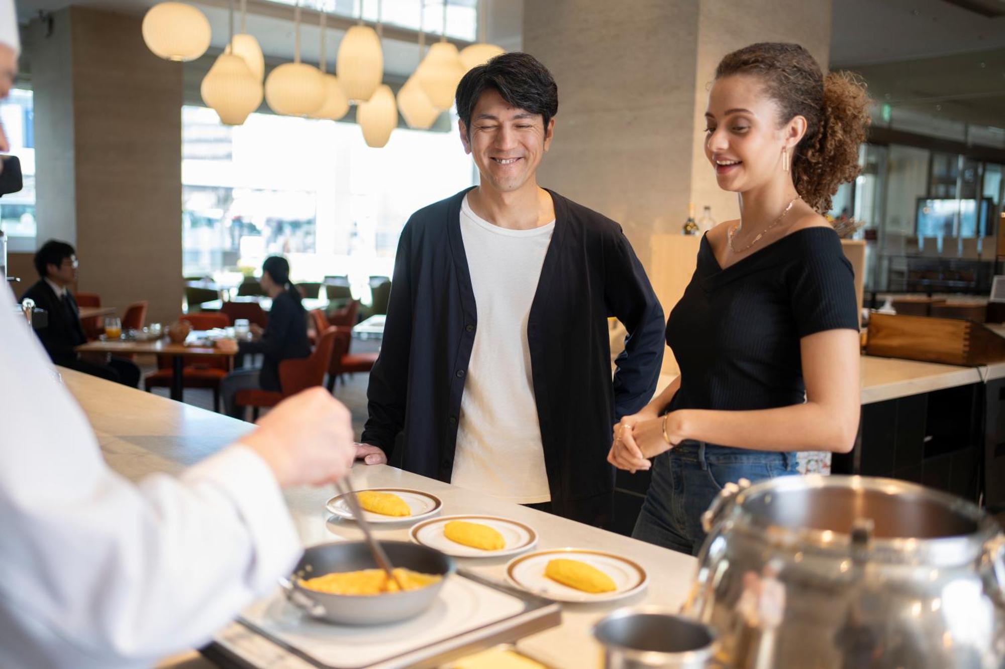 静冈酒店 外观 照片 A couple ordering food at a restaurant