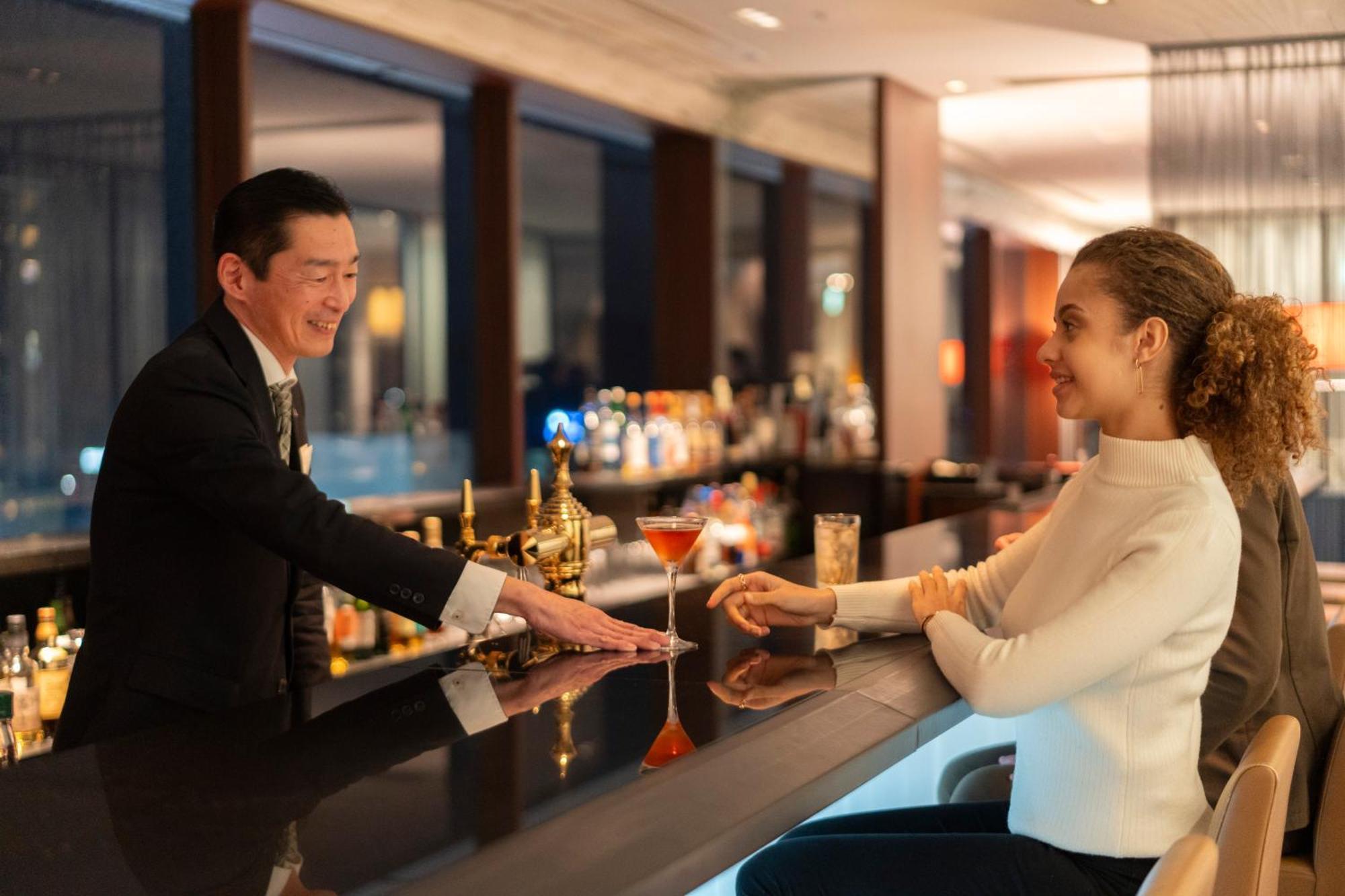 静冈酒店 外观 照片 A bartender serving a guest