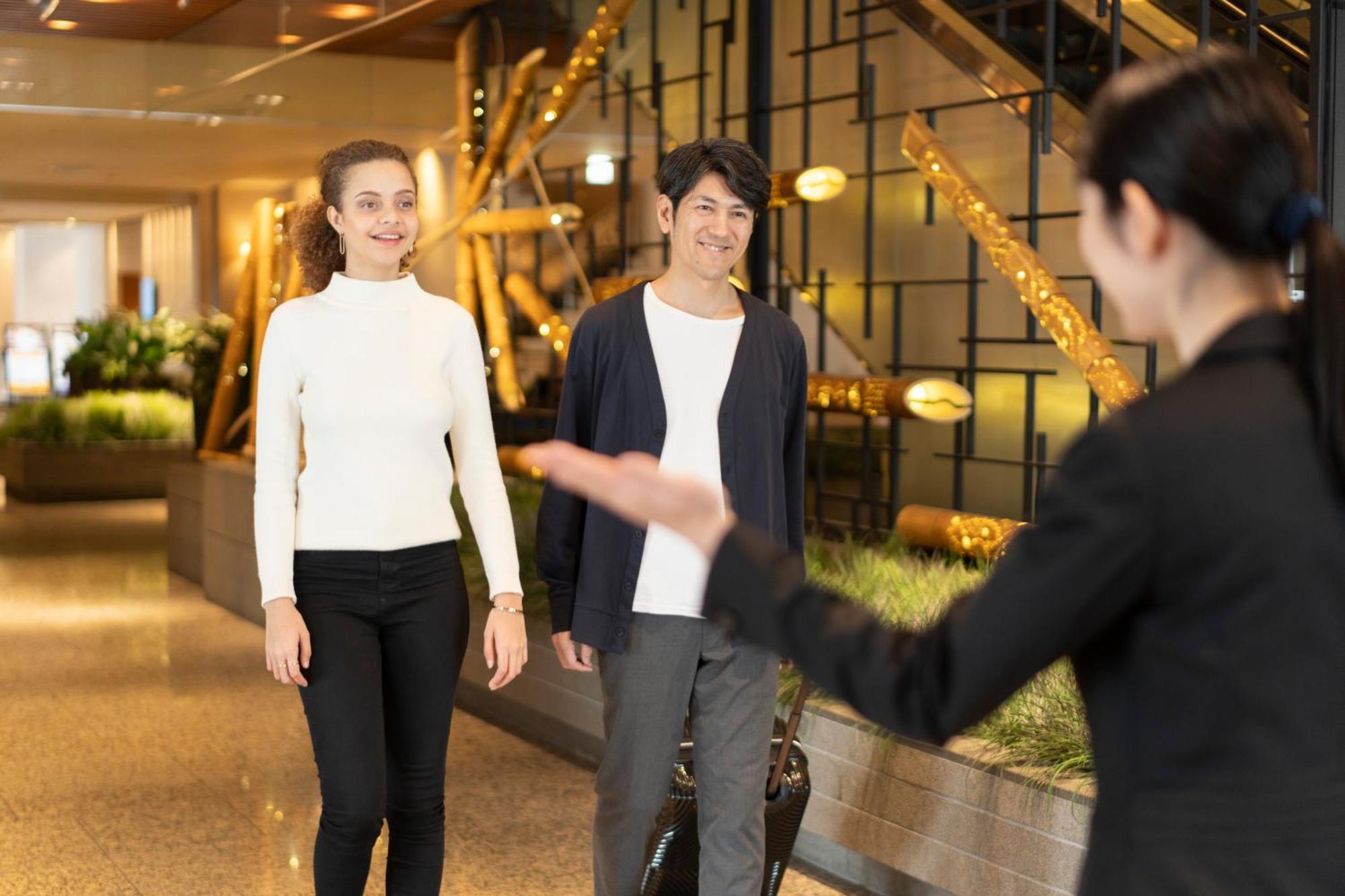 静冈酒店 外观 照片 Concierge welcoming guests