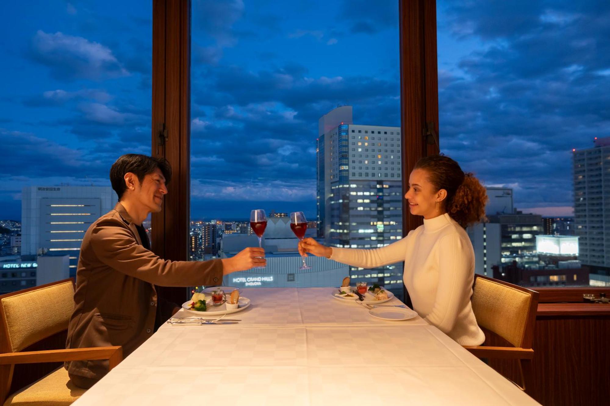 静冈酒店 外观 照片 A couple dining at a restaurant