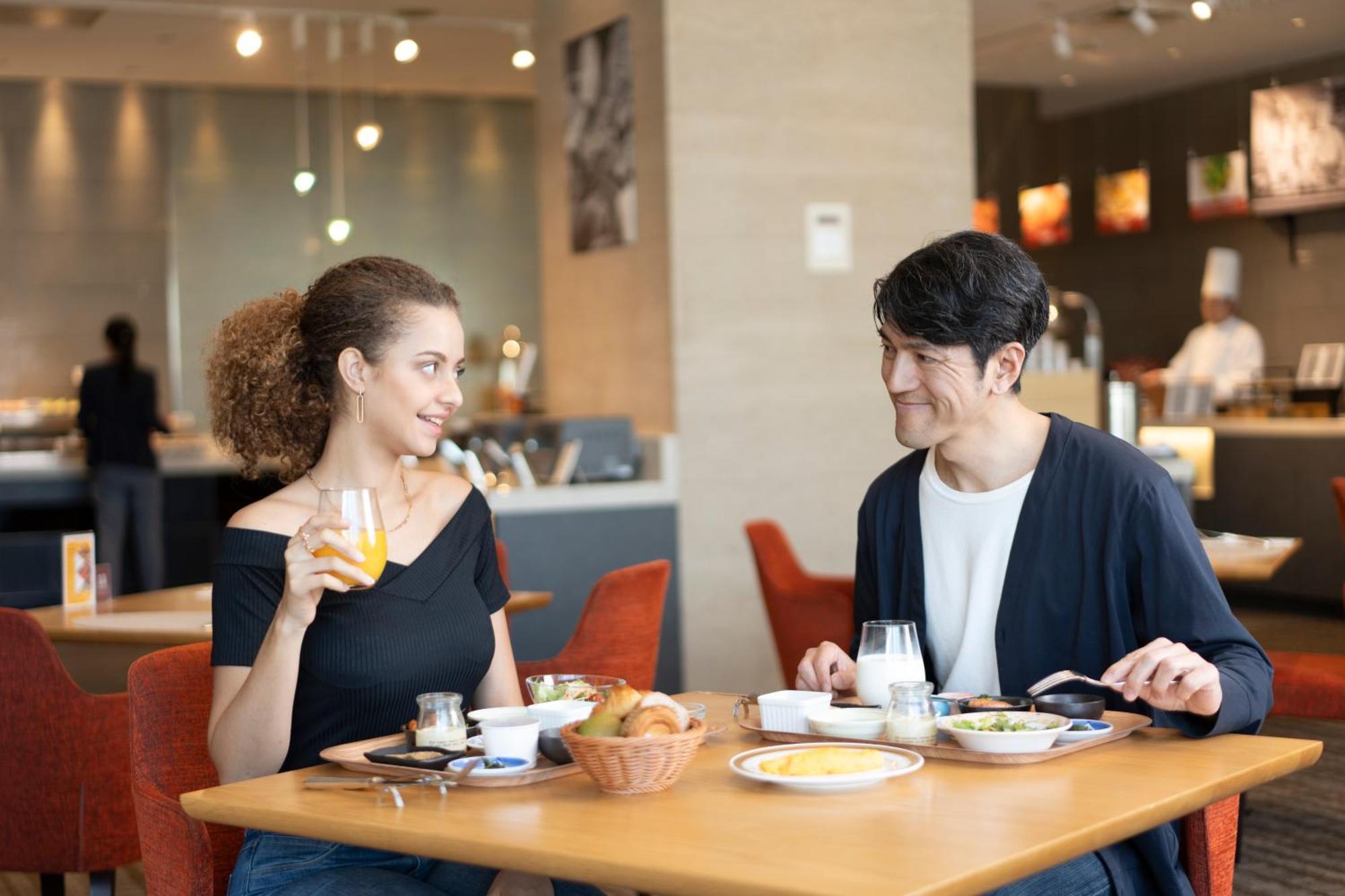 静冈酒店 外观 照片 A couple dining at a restaurant