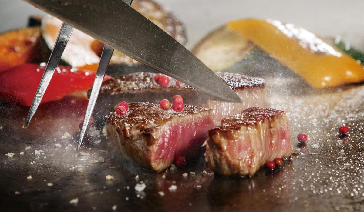 静冈酒店 外观 照片 A steak being cut