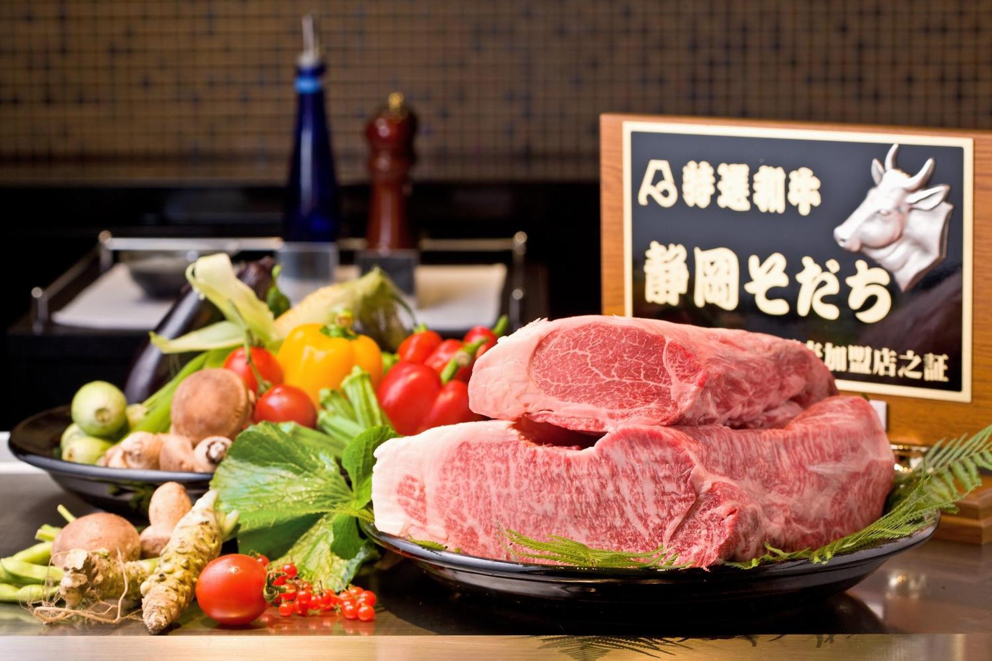 静冈酒店 外观 照片 A Japanese restaurant with a sign advertising the use of horse meat